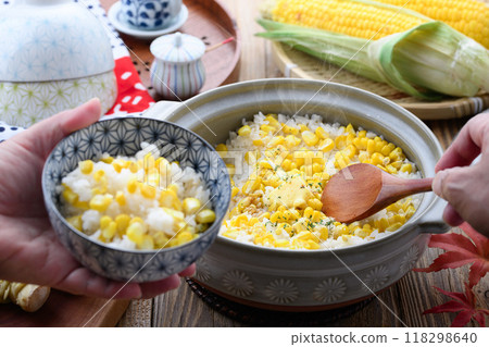 Corn rice cooked in a clay pot 118298640