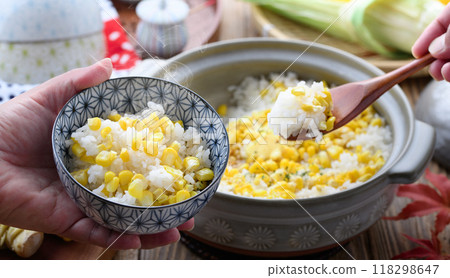 Corn rice cooked in a clay pot 118298647