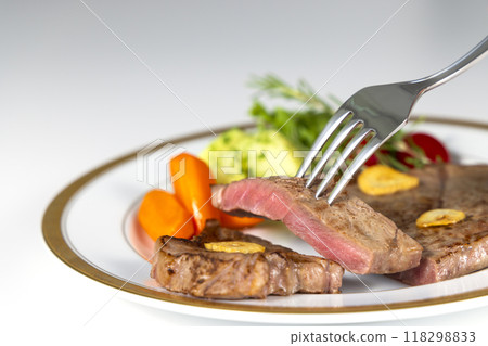 Deliciously presented beef steak 118298833