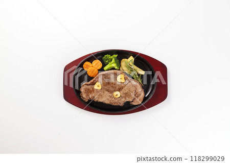 Deliciously presented beef steak 118299029