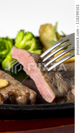 Deliciously presented beef steak Deliciously presented beef steak 118299101