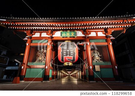 淺草寺雷門在夜間照明,淺草,台東區,東京 淺草寺雷門在夜間照明,淺草,台東區,東京 118299658