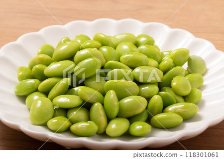Peeled boiled edamame beans 118301061