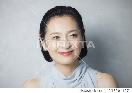 盛裝打扮的中年婦女 盛裝打扮的中年婦女 118301137
