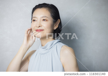 Dressed up middle-aged woman 118301140