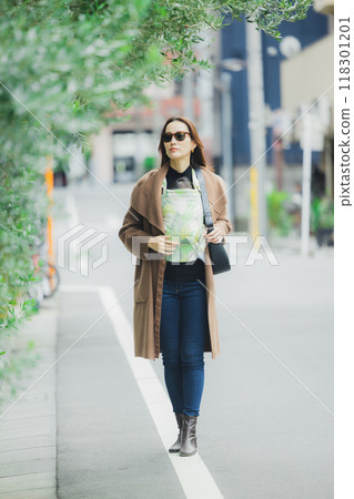 一位母親抱著嬰兒行走 一位母親抱著嬰兒行走 118301201