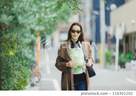 一位母親抱著嬰兒行走 118301202