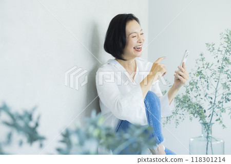 Middle-aged woman in a white shirt 118301214