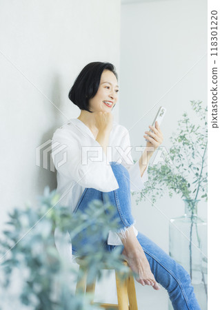 穿白襯衫的中年婦女 118301220