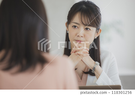 一個女人在開會 118301256