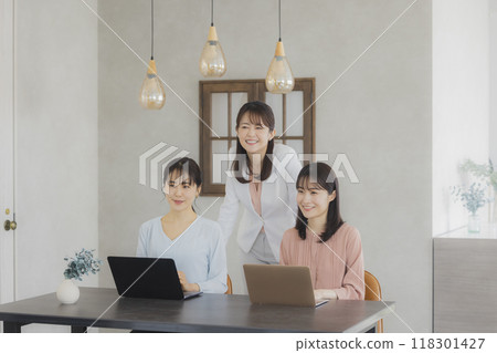 A woman having a meeting 118301427