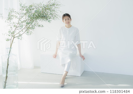 穿著白色連身裙的中年婦女 118301484