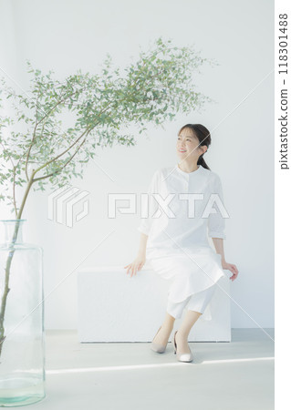 穿著白色連身裙的中年婦女 穿著白色連身裙的中年婦女 118301488