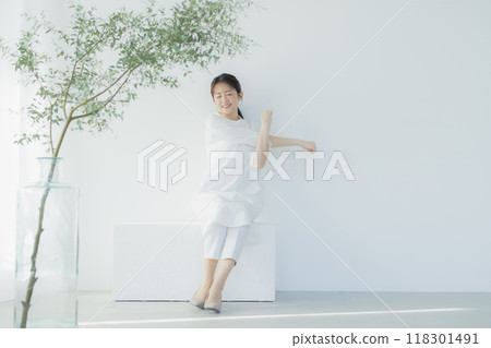 穿著白色連身裙的中年婦女 118301491