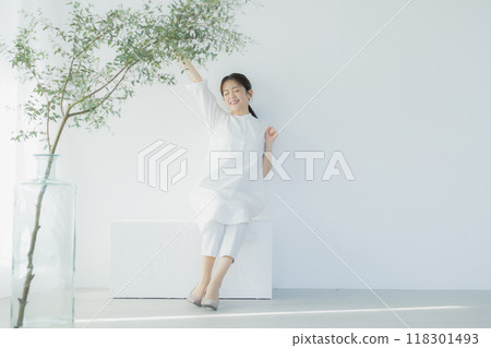 穿著白色連身裙的中年婦女 穿著白色連身裙的中年婦女 118301493
