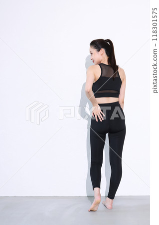 運動裝的女性 118301575