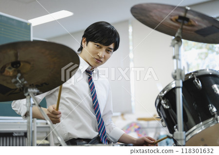 High school boy playing the drums 118301632