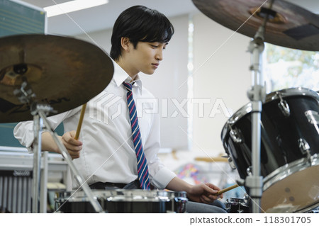 打鼓的高中男孩 118301705