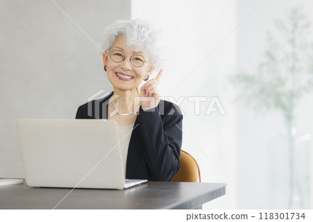 操作計算機的一位資深婦女 操作計算機的一位資深婦女 118301734