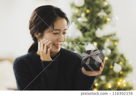 有聖誕節禮物的一名婦女 118302156