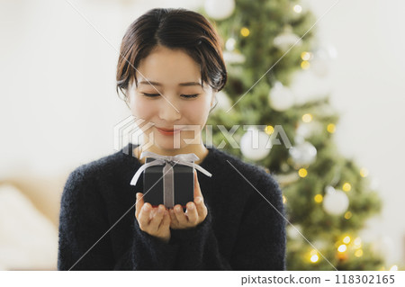 有聖誕節禮物的一名婦女 有聖誕節禮物的一名婦女 118302165