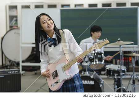 彈電吉他的高中女孩，高中樂團形象 118302216