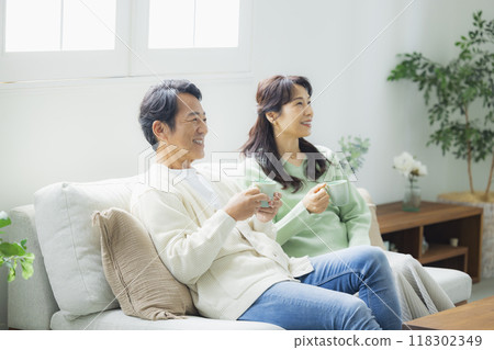 Middle-aged couple in the living room 118302349