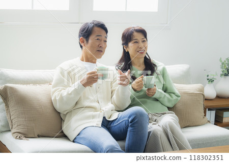 Middle-aged couple in the living room 118302351