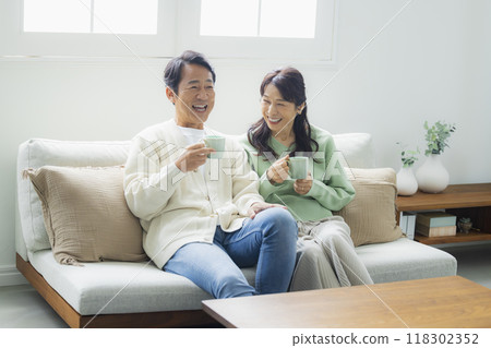 Middle-aged couple in the living room 118302352