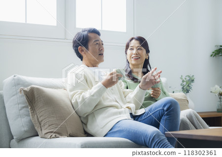 客廳裡的中年夫婦 118302361