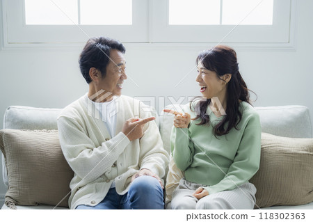 客廳裡的中年夫婦 客廳裡的中年夫婦 118302363