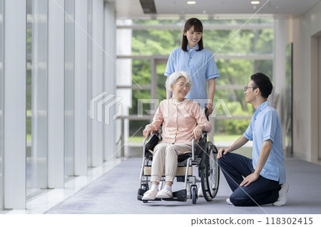 Senior women and nursing staff 118302415