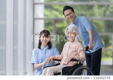 Senior woman and care staff smiling at the camera 118302570