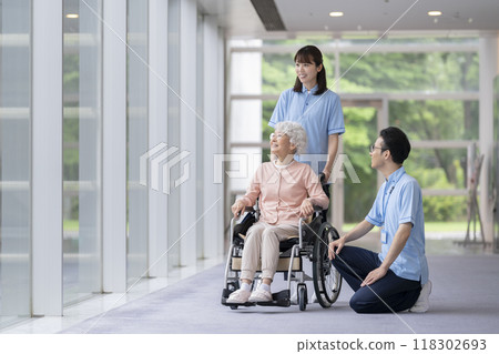 高級女性和男性和女性護理人員 118302693