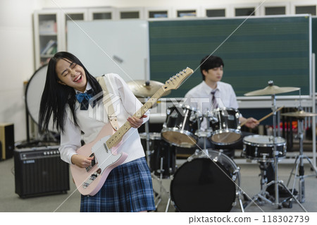 彈電吉他的高中女孩，高中樂團形象 118302739