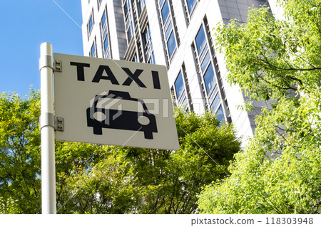 綠色辦公區風景與計程車標誌 118303948