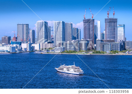 日本東京城市景觀，俯瞰東京晴海的塔樓公寓等 118303956