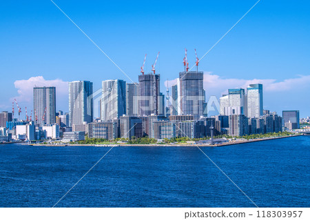 日本東京城市景觀，俯瞰東京晴海的塔樓公寓等 118303957