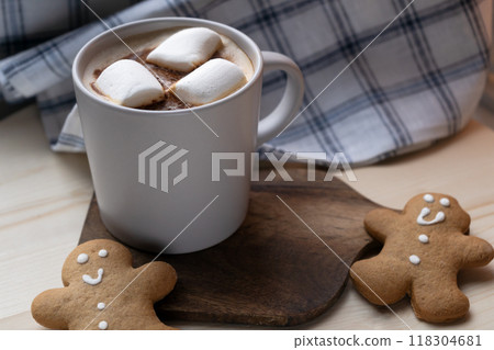 hot cocoa drink with marshmallows and gingerbread men hot cocoa drink with marshmallows and gingerbread men 118304681
