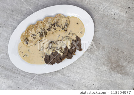 beef meat with cream mushroom sauce and karlsbad dumplings 118304977