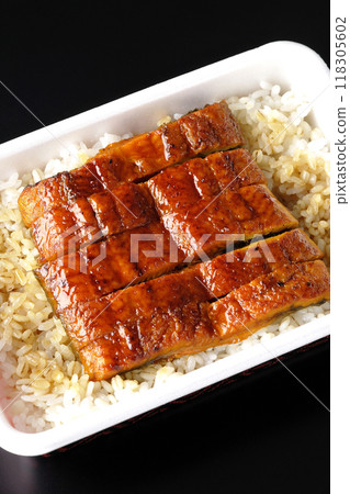 在黑色背景下拍攝鰻魚便當 118305602
