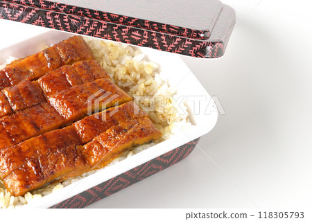 在白色背景拍攝鰻魚便當 在白色背景拍攝鰻魚便當 118305793