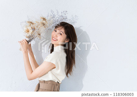 Woman with a bouquet Woman with a bouquet 118306003