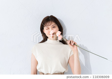 有花的一名婦女 118306009