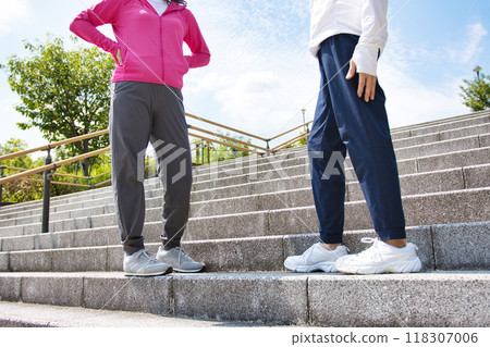兩名穿著運動服行走的中年婦女 118307006