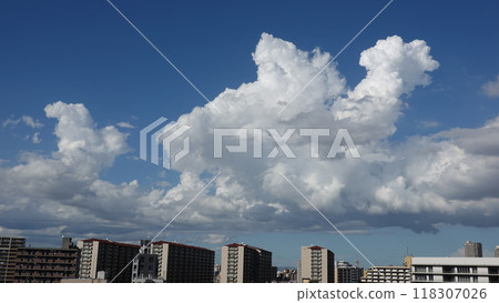 Buildings and white clouds in the blue sky Buildings and white clouds in the blue sky 118307026