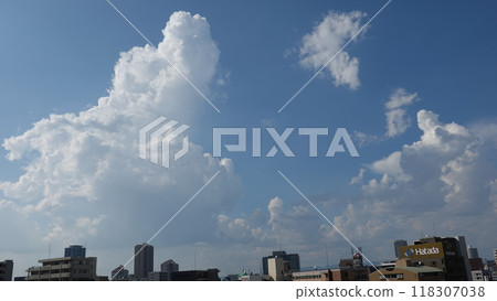 Buildings and white clouds in the blue sky 118307038