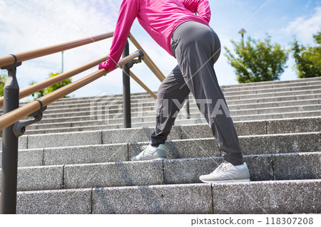 中年婦女走路時感到腰痛 118307208