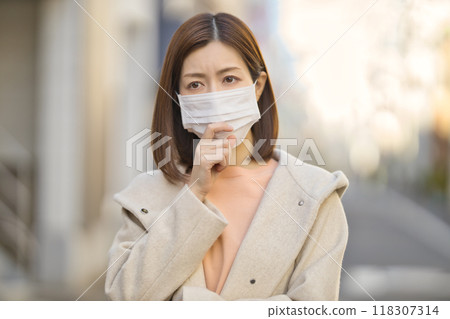 戴著口罩戶外散步的中年婦女 戴著口罩戶外散步的中年婦女 118307314