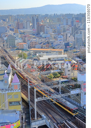 京阪電車 8000 系列在京橋站和大阪城市景觀運行 118308070